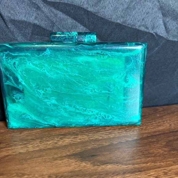 Ramla‎ Emerald — The Jewel of Modern Light, Handmade, acrylic, statement purse - Picture 4 of 9